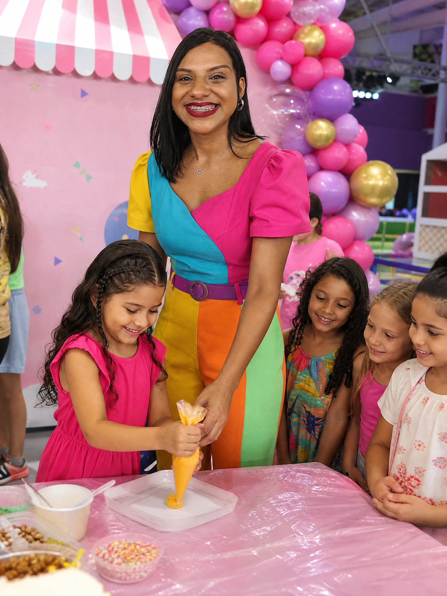 Recreadora ensinando confeitaria para crianças